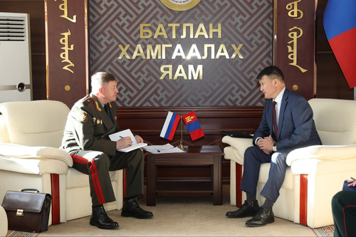 ХОШУУЧ ГЕНЕРАЛ П.В. ПЕТРУНИНИЙГ ХҮЛЭЭН АВЧ УУЛЗАВ